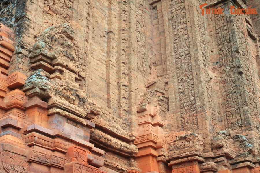 Sự liên kết của viên gạch Chăm cũng là vấn đề rất đáng quan tâm. Những viên gạch Chăm như được dán chặt vào nhau vì giữa chúng không có một đường lằn, dấu hiệu chứng tỏ có sự hiện diện của vôi vữa. Ảnh: Tháp Hòa Lai ở Thuận Bắc, Ninh Thuận.