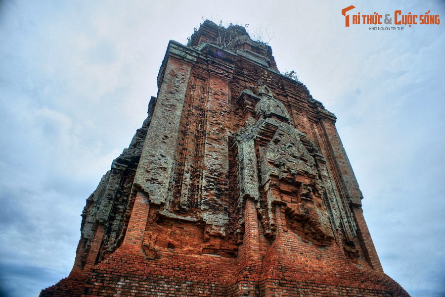 Một câu hỏi được đặt ra là, phải chăng có một thành phần phụ gia nào đó trong nguyên liệu làm gạch của người Chăm ngày xưa sử dụng để các viên gạch trường tồn cùng thời gian mà hiện nay các nhà chuyên môn vẫn chưa tìm ra? Ảnh: Tháp Phú Lốc ở An Nhơn, Bình Định..