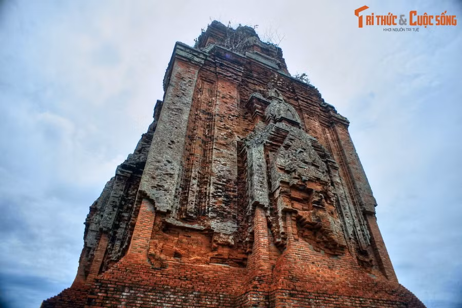 Một câu hỏi được đặt ra là, phải chăng có một thành phần phụ gia nào đó trong nguyên liệu làm gạch của người Chăm ngày xưa sử dụng để các viên gạch trường tồn cùng thời gian mà hiện nay các nhà chuyên môn vẫn chưa tìm ra? Ảnh: Tháp Phú Lốc ở An Nhơn, Bình Định..
