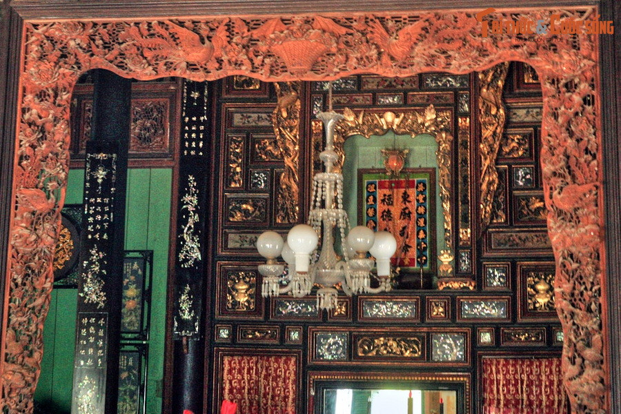 Gian giữa ngôi nhà là bàn thờ gia tộc họ Dương. Dòng họ này khởi nghiệp ở Nam Bộ vào cuối thế kỷ 18 với thế hệ thứ nhất là ông Dương Văn Đạo khai phá ở vùng Nha Mân, Đồng Tháp. Thế hệ thứ hai là ông Dương Văn Hưng chuyển đến sinh cơ lập nghiệp ở làng Bình Thủy, Cần Thơ.