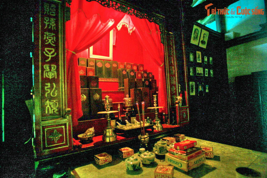 Ngôi nhà được xây ba gian, chia làm hai nếp nhà. Nếp nhà phía trước là không gian tiếp khách và nơi lưu trú của những người trong họ. Phía sau là không gian thờ cúng với một bàn thờ lớn nằm ở vị trí trung tâm và các bàn thờ nhỏ nằm xung quanh.