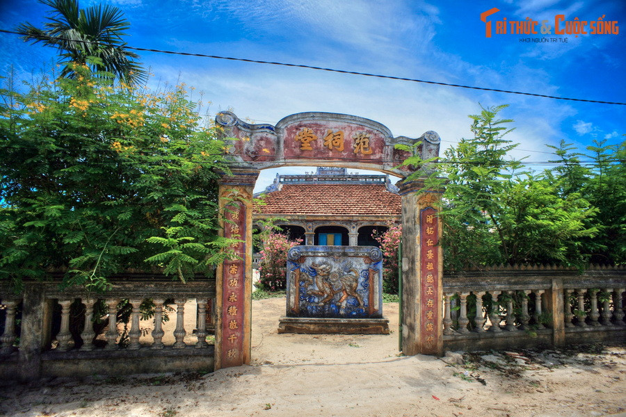 2. Trong số hàng chục ngôi nhà cổ ở huyện đảo Lý Sơn (tỉnh Quảng Ngãi), nhà thờ họ Phạm Văn (thôn Đông, xã An Vĩnh) được xây dựng từ cách đây khoảng 200 năm, không chỉ độc đáo về kiến trúc mà còn mang ý nghĩa lịch sử sâu sắc đối với công cuộc bảo vệ biển đảo Tổ quốc.