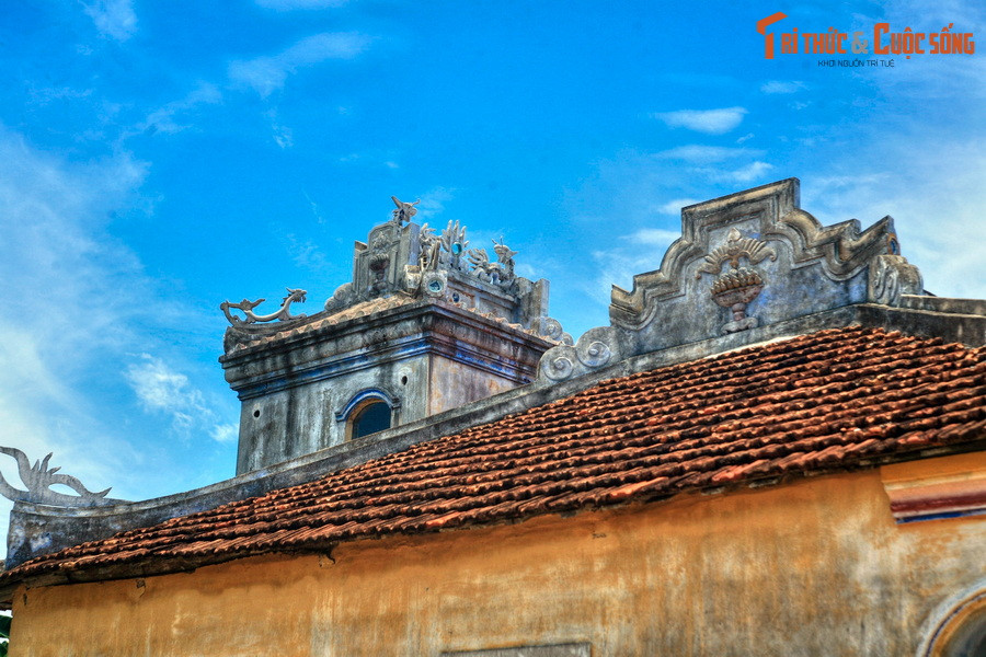 Trải qua quá trình tu sửa cách đây khoảng 100 năm, ngôi nhà khung gỗ được xây thêm hàng hiên bằng bê tông vững chắc mang ảnh hưởng kiến trúc phương Tây ở mặt tiền. Các hoạ tiết, hoa văn trang trí của ngôi nhà thể hiện tín ngưỡng tâm linh văn hóa Việt.