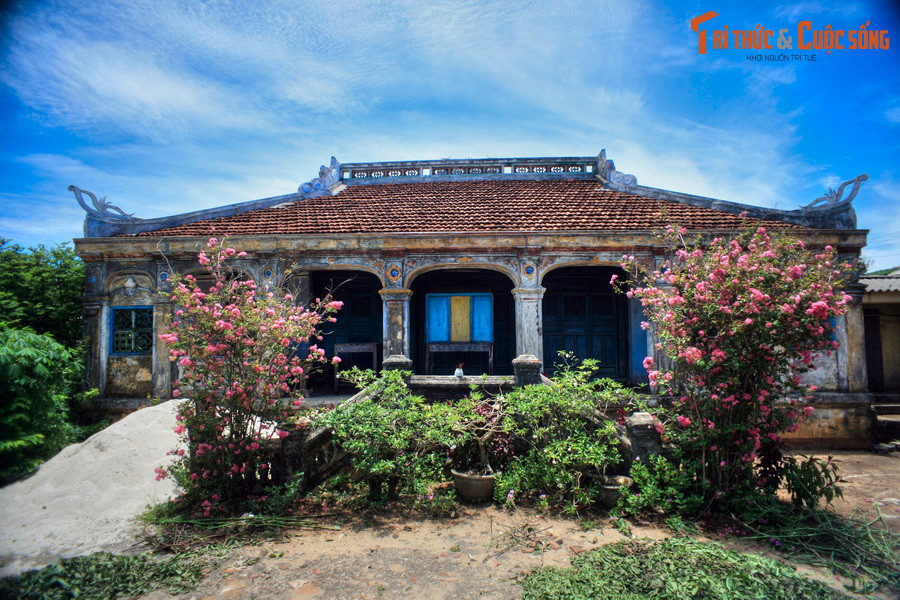 Ngôi nhà được xây 5 gian 2 chái theo lối kiến trúc "nhà rường đắp đất" phổ biến ở đảo Lý Sơn. Công trình xây kiểu nhà rường miền Trung, có đắp thêm lớp đất giữa hai mái để giảm bớt bức xạ nhiệt, đem lại thoáng đãng vào mùa hè và ấm cúng trong mùa đông.