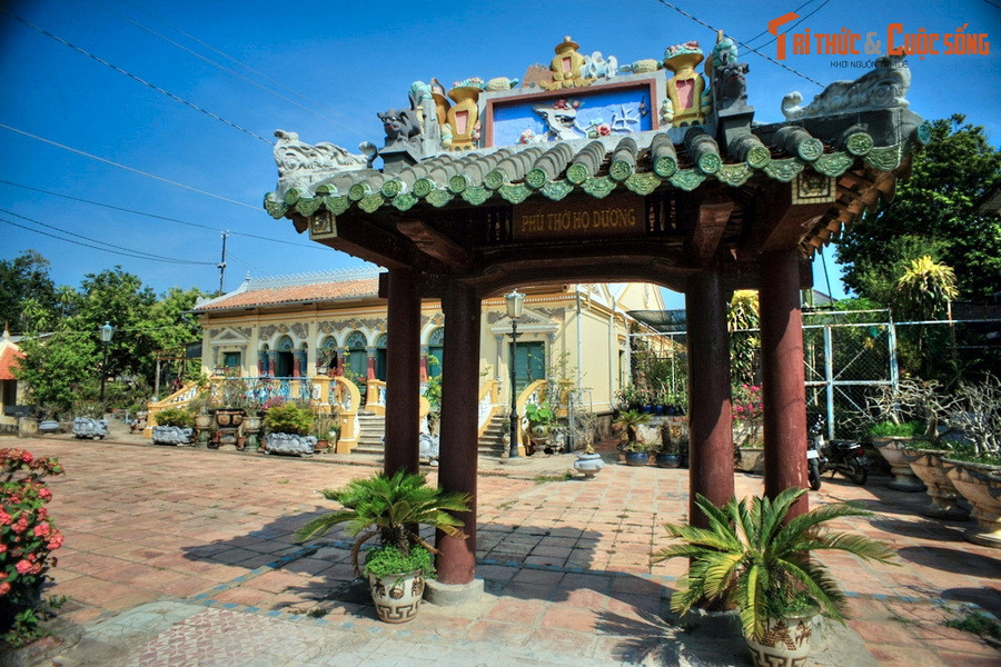 3. Nằm trên đường Bùi Hữu Nghĩa, quận Bình Thủy, TP Cần Thơ, nhà thờ họ Dương, còn gọi là nhà cổ Bình Thủy, là một trong những ngôi nhà cổ đẹp nhất miền Tây Nam Bộ. Ngôi nhà được ông Dương Chấn Kỷ, một thương gia giàu có cho xây dựng vào năm 1870.