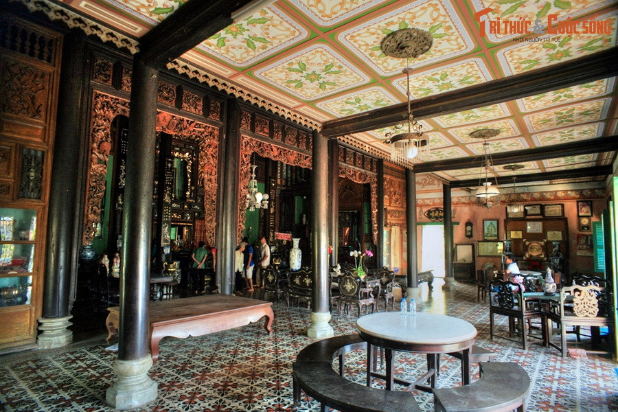 Nét phương Tây thể hiện ở mặt tiền với các vòm cửa cao rộng trang trí phù điêu đắp nổi mang đậm phong cách châu Âu cổ điển. Nét "ta" nằm ở hệ thống vì kèo bao lơn cùng 16 cây cột lớn được nối kết bằng mộng – ngoàm.