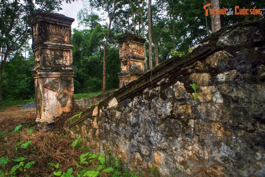 2. Nằm trên một quả đồi cao ở thị trấn Chợ Chu, huyện Định Hóa, tỉnh Thái Nguyên, nhà tù Chợ Chu được thực dân Pháp cho xây dựng từ năm 1916, ban đầu có quy mô nhỏ. Năm 1942, nhà tù được xây dựng lại bằng gạch, đá, xi măng kiên cố, có thể giam giữ cùng lúc 200 tù nhân.