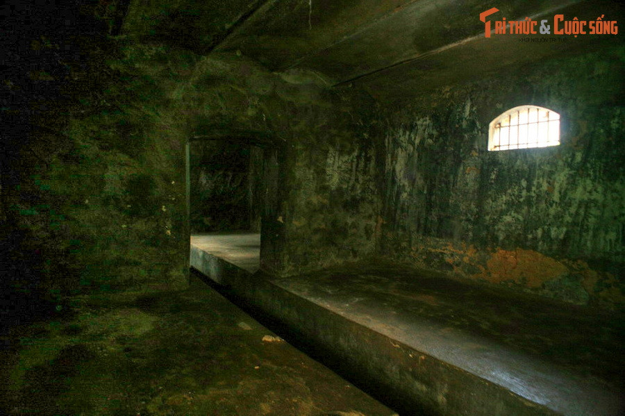 Bị đày ải trong điều kiện khắc khổ như “địa ngục trần gian”, khí tiết của những người chiến sĩ yêu nước đã tỏa sáng, biến nhà tù khét tiếng này trở thành một trường học cách mạng vĩ đại. Nhiều cuộc đấu tranh liên tiếp của những người tù Cộng sản đã diễn ra ở Nhà tù Sơn La.