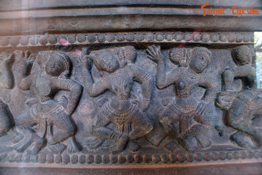 Các vũ nữ Apsara nhảy múa trên đài thờ Trà Kiệu, hiện vật có niên đại từ thế kỷ 7-8, đã được công nhận là Bảo vật quốc gia.