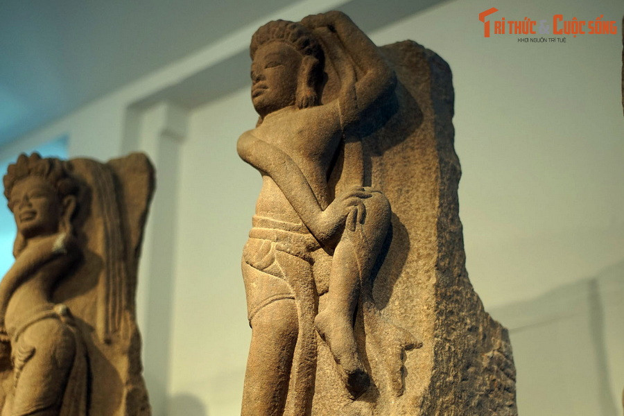 Điệu múa của các vũ công ở đây được gọi là tribhanga, có nguồn gốc từ Ấn Độ, đặc trưng với tư thế đứng uốn cong người duyên dáng.