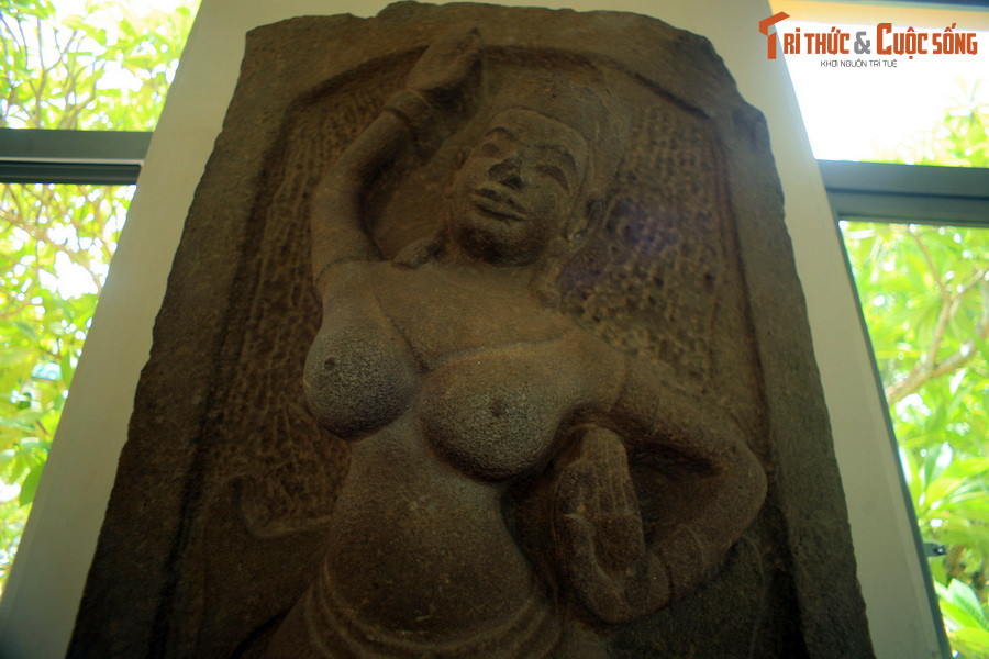 Tượng vũ nữ ngực trần được khai quật tại di tích tháp Mẫm, Bình Định, niên đại thế kỷ 13.