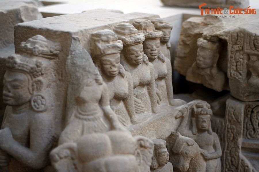 Hình tượng những người phụ nữ khỏa trần trên đài thờ Đồng Dương ký hiệu 22.25, niên đại thế kỷ 9-10.