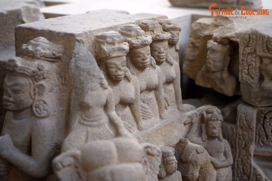 Hình tượng những người phụ nữ khỏa trần trên đài thờ Đồng Dương ký hiệu 22.25, niên đại thế kỷ 9-10.