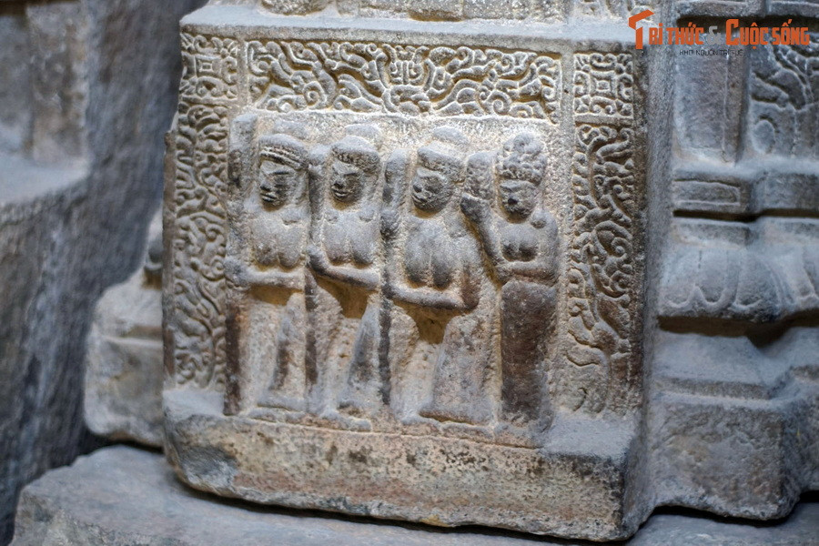 Hình ảnh phụ nữ trên đài thờ Đồng Dương ký hiệu 22.24. Hiện vật này đã được công nhận là Bảo vật quốc gia.