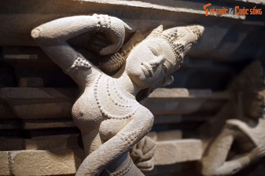 Theo thần thoại Ấn Độ, Apsara là những nàng tiên xinh đẹp trên thiên giới, được sinh ra từ cuộc Khuấy Biển Sữa giữa các vị thần.