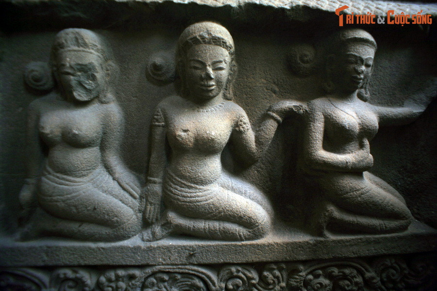 Hình tượng các phụ nữ bán khỏa thân trên một đài thờ của người Chăm cổ, được tìm thấy ở Bình Định.