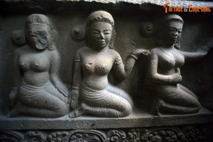 Hình tượng các phụ nữ bán khỏa thân trên một đài thờ của người Chăm cổ, được tìm thấy ở Bình Định.