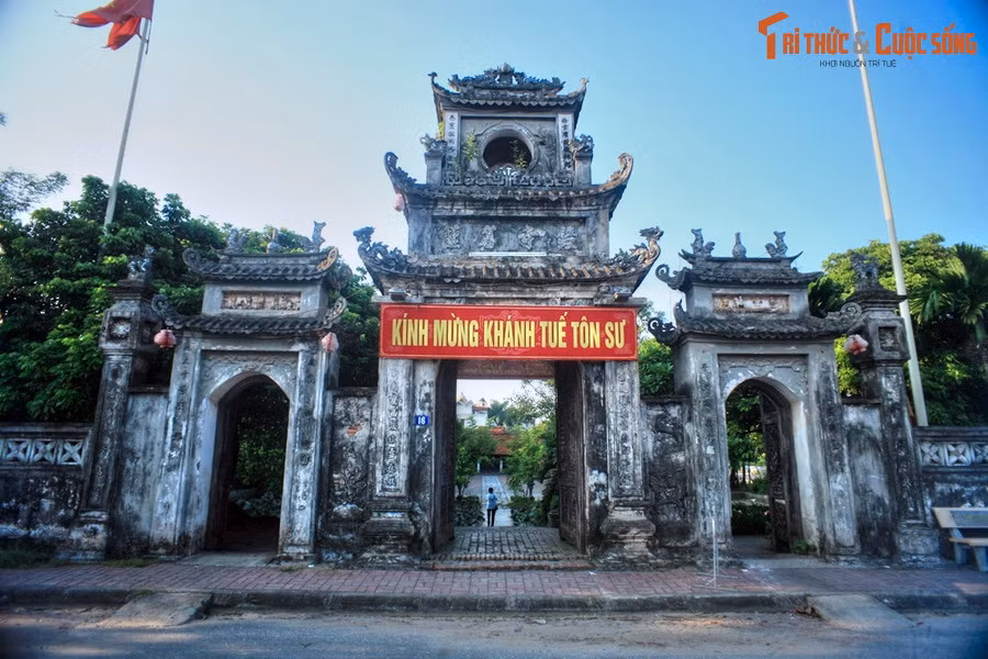 Tọa lạc tại phường Hiến Nam, thành phố Hưng Yên, chùa Chuông có tên chữ là Kim Chung Tự, được xây dựng từ thời Hậu Lê (thế kỷ 15). Từ thuở xưa, chùa đã nổi tiếng khắp gần xa, được mệnh danh là “Phố Hiến đệ nhất danh thắng”.