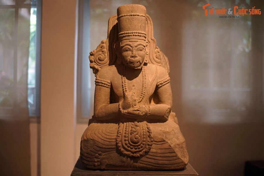 5. Tượng thần Siva bằng đá, niên đại thế kỷ 15, tìm thấy ở di chỉ Đại Hữu (Phù Cát, Bình Định), là hiện vật cho thấy bước khởi đầu của giai đoạn chuyển đổi trong nghệ thuật điêu khắc Chăm. Vào thời gian này, tạo hình các vị thần theo phong cách hiện thực dần nhường chỗ cho sự cách điệu.