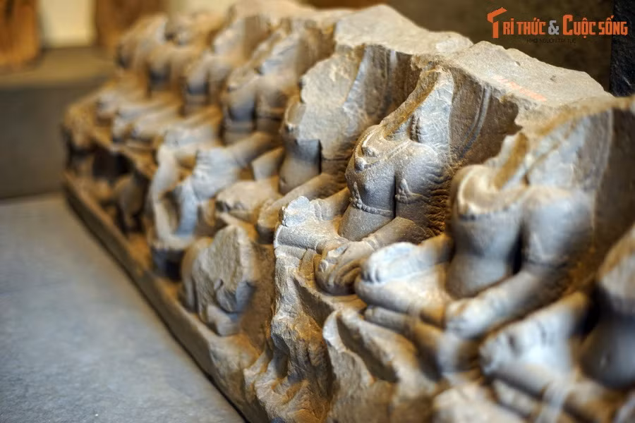 Dù không còn nguyên vẹn, hiện vật mang một giá trị đặc biệt khi là tác phẩm điêu khắc duy nhất của văn hóa Chăm thể hiện hình ảnh của Navagraha (Cửu Diệu) - 9 vị thần gắn với truyền thống của Ấn Độ về vũ trụ luận - được tìm thấy ở Việt Nam cho tới nay.