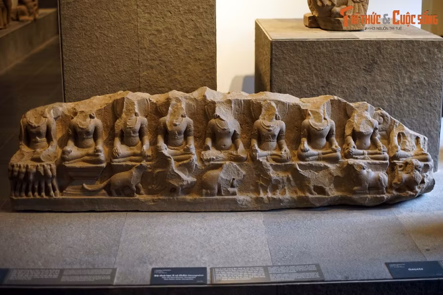 4. Bệ thờ 9 vị thần Navagraha là tên gọi của một hiện vật Champa cổ có một không hai từng được tìm thấy ở Việt Nam. Có niên đại từ thế kỷ thứ 10, hiện vật làm bằng đá, được tìm thấy ở di chỉ Trà Kiệu, nơi từng là kinh đô của Avamarati, một trong 5 tiểu quốc của vương quốc Champa.