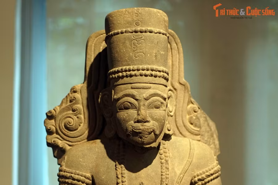 Siva là một trong các vị thần quan trọng của Ấn giáo, được xem như biểu tượng của sự vô hạn, siêu việt, bất biến và vô tướng vô hình. Trong các ảnh tượng, thần thường được thể hiện trong trạng thái thiền định sâu hoặc đang múa. Vật cưỡi của thần là con bò mộng Nandi.