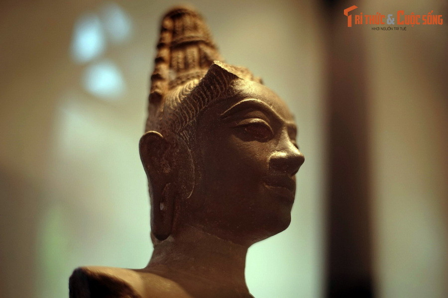 Theo truyền thuyết Chăm, nữ thần Devi có tên thật là Rija Kula Hara Devi, là vợ của vua Indravarman II. Lúc sinh thời, bà là người có tấm lòng từ bi và có nhiều công lao với đất nước. Sau khi mất, bà được vua Jaya Shinhavarman I phong thần và dựng tháp thờ.