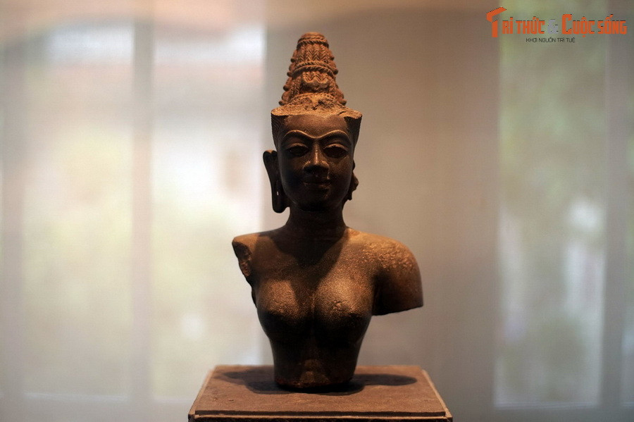 3. Bảo vật quốc gia Tượng nữ thần Devi là một trong những tác phẩm điêu khắc nữ thần xuất sắc của nền văn hóa Champa. Hiện vật được tìm thấy ở Hương Quế, Quế Sơn, Quảng Nam, có niên đại vào thế kỷ 10, cao 38,5 cm, rộng 21,6 cm, nặng 20 kg, được chế tác bằng đá sa thạch.