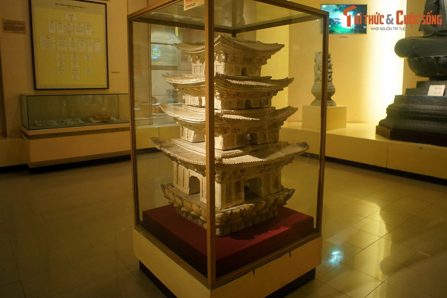 Mô hình tháp này được làm bằng đất nung, có niên đại từ thế kỷ 11 - 13, thuộc loại tháp thờ tiêu biểu của thời Lý. Tháp có bình đồ hình vuông, được dựng bằng kỹ thuật lắp ghép khá độc đáo, gồm hai phần là bệ tháp và thân tháp.