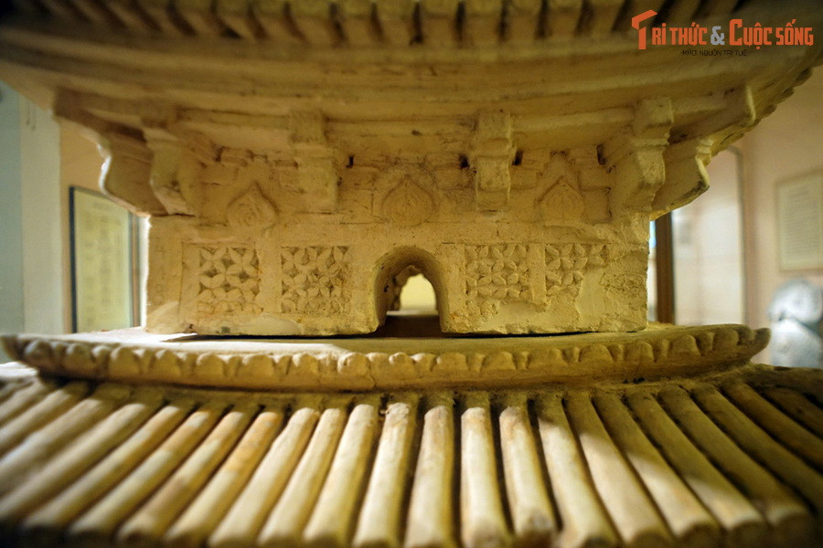 Bệ tháp được tạo hình hoa sen và với những lớp cánh sen to xen kẽ lớp cánh nhỏ. Phần thân tháp còn 4 tầng, mỗi tầng của tháp tượng trưng cho từng bước tu hành để lên cõi Niết Bàn. Mô hình được tạo tác rất chi tiết, tái hiện khá cụ thể kỹ thuật xây dựng của người xưa.