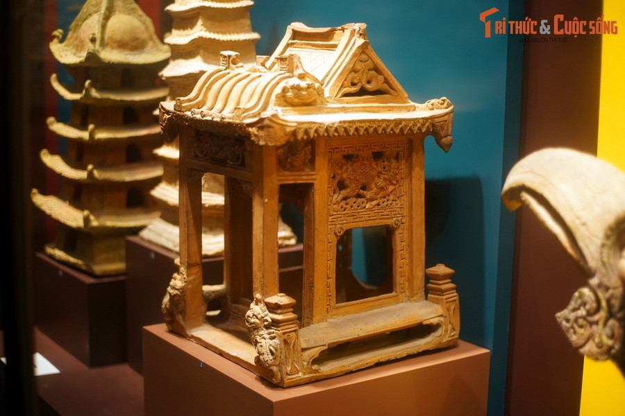 2. Được trưng bày tại Bảo tàng Lịch sử TP HCM, mô hình nhà bằng đất nung thời Trần có nguồn gốc từ Hoàng thành Thăng Long, là một hiện vật phản ánh sự đặc sắc của nền kiến trúc thời Trần, triều đại thịnh vượng bậc nhất trong lịch sử các triều đại phong kiến Việt Nam.