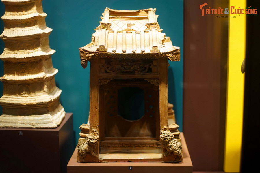 Mô hình này có thể đã được các nghệ thực hiện dựa trên nguyên mẫu là một công trình ở kinh thành Thăng Long xưa. Hiện vật được tạo hình rất tỉ mỉ, thể hiện một cách chi tiết kết cấu công trình như bộ khung gỗ chạm trổ cầu kỳ, bộ mái chia làm hai phần, sử dụng nhiều loại ngói khác nhau.