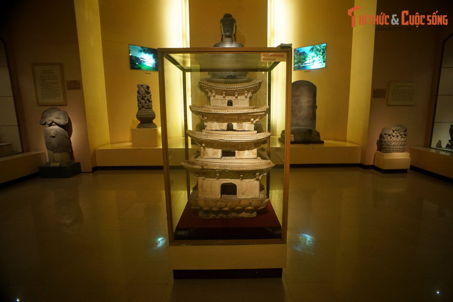 1. Nền kiến trúc thời Lý từng đạt đến sự phát triển huy hoàng với nhiều công trình chùa tháp tráng lệ. Các di vật thời Lý giúp hậu thế hình dung phần nào diện mạo của nền kiến trúc này. Trong đó, hiện vật tiêu biểu nhất có thể kể đến là mô hình tháp cổ thời Lý được trưng bày tại BT Lịch sử Quốc gia Việt Nam (Hà Nội).