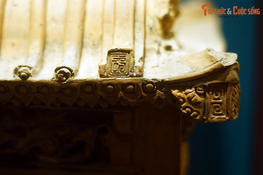 Do sự biến động của lịch sử, di sản kiến trúc nhà Trần để lại cho hậu thế còn lại rất ít, chủ yếu là các vật liệu kiến trúc rời rạc. Mô hình nhà bằng đất nung thời Trần là một trong những hiện vật quý giúp đem lại hình dung trực quan về diện mạo của các công trình kiến trúc thời Trần.