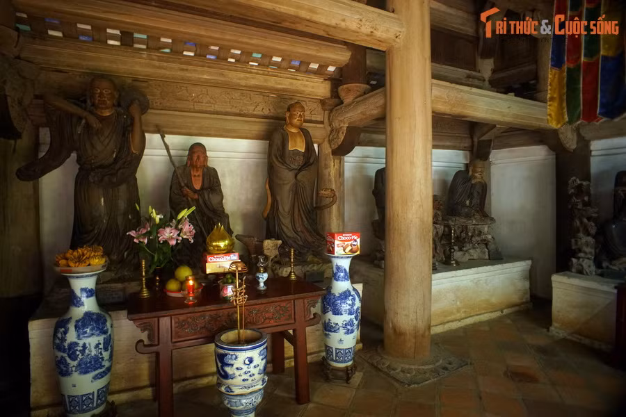 Đặc biệt nổi tiếng trong kho tàng tượng cổ ở chùa Tây Phương là bộ tượng 18 vị La Hán, được coi là tác phẩm kinh điển của nền nghệ thuật điêu khắc cổ Việt Nam.