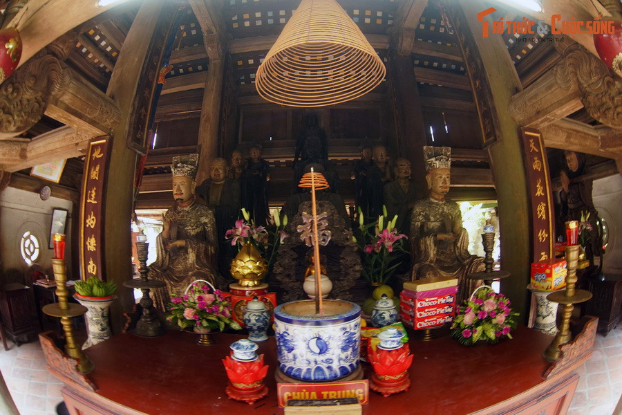 Nằm trên núi Câu Lâu ở thôn Yên, xã Thạch Xá, huyện Thạch Thất, thành phố Hà Nội, chùa Tây Phương (tên chữ là Sùng Phúc tự) được ví như một bảo tàng tượng Phật với nhiều pho tượng cổ độc đáo, sống động, có hồn.