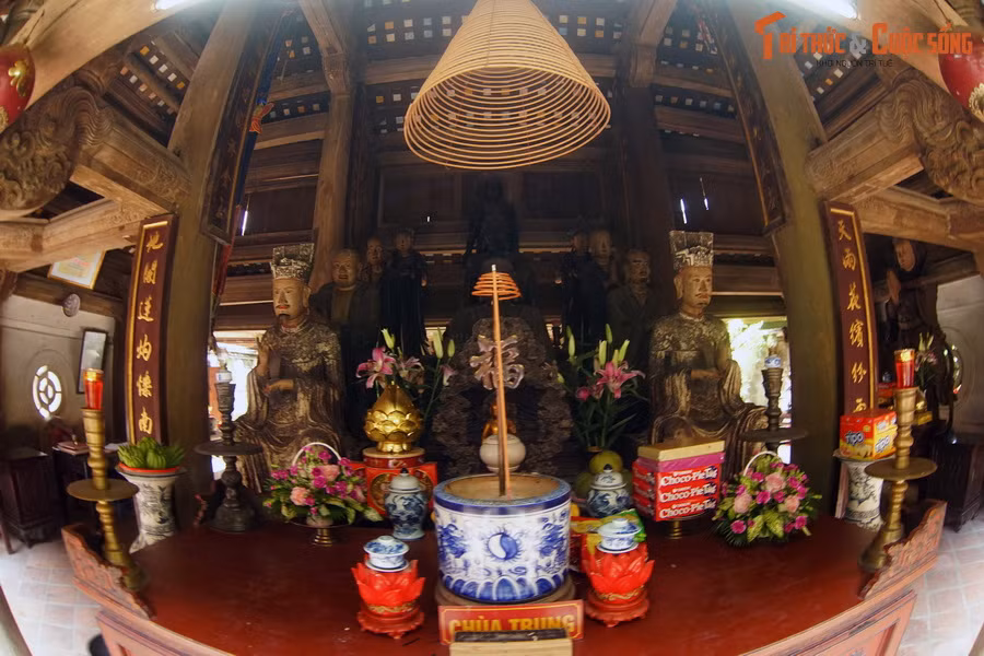 Nằm trên núi Câu Lâu ở thôn Yên, xã Thạch Xá, huyện Thạch Thất, thành phố Hà Nội, chùa Tây Phương (tên chữ là Sùng Phúc tự) được ví như một bảo tàng tượng Phật với nhiều pho tượng cổ độc đáo, sống động, có hồn.