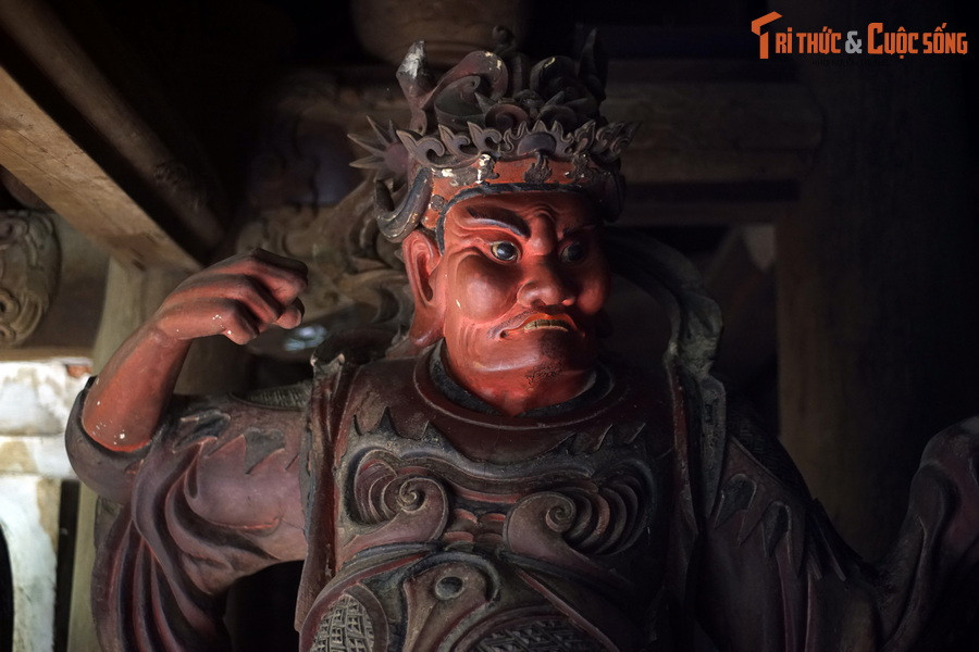 Nhiều pho được tạc cao hơn người thật như 8 pho tượng Kim Cương và Hộ Pháp, cao chừng 3 mét, trang nghiêm và đầy thần thái.