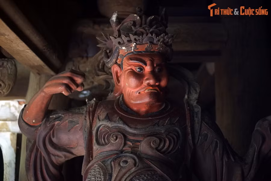 Nhiều pho được tạc cao hơn người thật như 8 pho tượng Kim Cương và Hộ Pháp, cao chừng 3 mét, trang nghiêm và đầy thần thái.