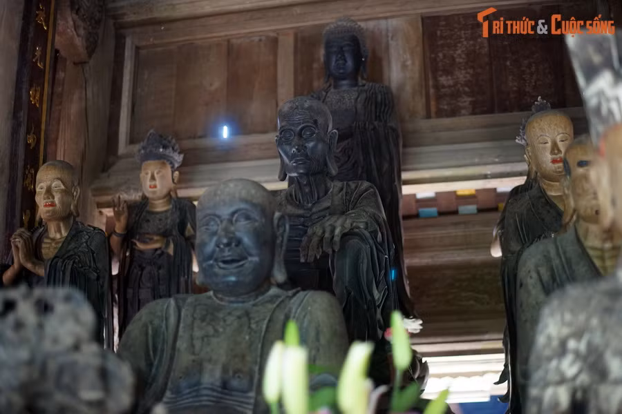 Theo thống kê, trong chùa có hơn 70 pho tượng, chủ yếu được tạc bằng gỗ mít, như các bộ tượng Tam Thế Phật, bộ tượng Di Đà Tam Tôn, tượng Tuyết Sơn, tượng Bồ tát Di Lặc, tượng Bồ tát Văn Thù, tượng Bồ tát Phổ Hiền...