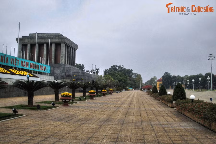 Vào các dịp kỷ niệm trọng đại của Việt Nam, đặc biệt là ngày sinh Chủ tịch Hồ Chí Minh 19/5 và ngày Quốc khánh 2/9, Quảng trường Ba Đình là một địa điểm về nguồn của hàng vạn quần chúng nhân dân từ khắp các tỉnh thành trong cả nước.