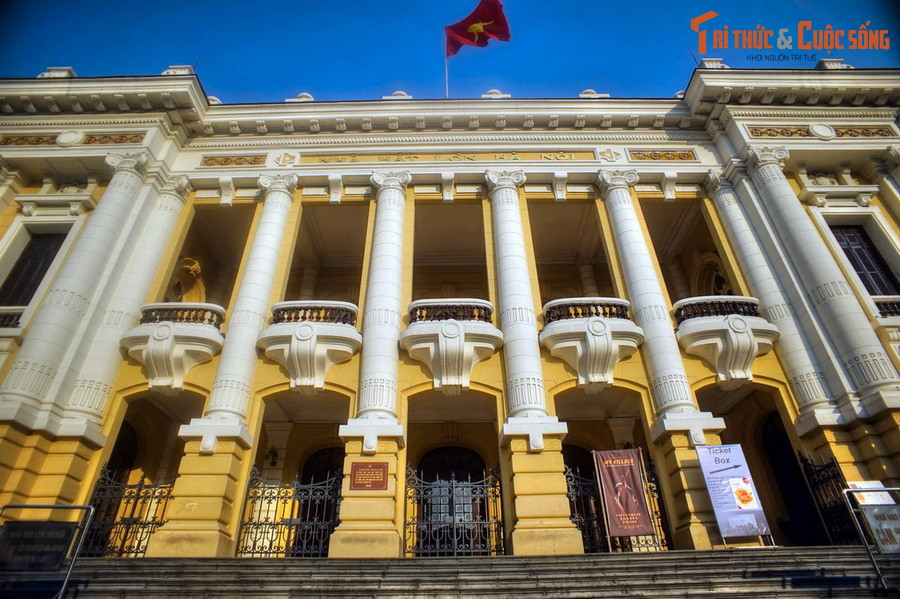 Rạng sáng ngày 19/8, từng đoàn người rầm rập từ các cửa ô tiến thẳng về Quảng trường Nhà hát Lớn. Khoảng 10h30, cuộc mít tinh lớn chưa từng có của quần chúng cách mạng diễn ra ở quảng trường. Từ lễ đài trước Nhà hát lớn, đại diện Việt Minh tuyên bố: Tổng khởi nghĩa!