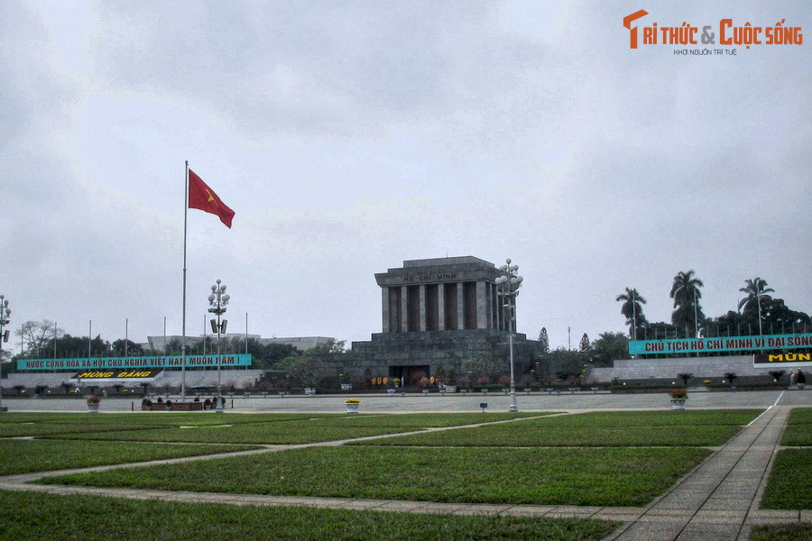 Tại quảng trường lịch sử này, vào ngày 2/9/1945, Chủ tịch Chính phủ Cách mạng lâm thời Việt Nam Dân chủ Cộng hòa Hồ Chí Minh đã đọc bản Tuyên ngôn độc lập khai sinh ra nước Việt Nam Dân chủ Cộng hòa.