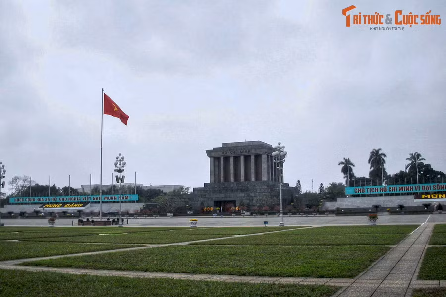 Tại quảng trường lịch sử này, vào ngày 2/9/1945, Chủ tịch Chính phủ Cách mạng lâm thời Việt Nam Dân chủ Cộng hòa Hồ Chí Minh đã đọc bản Tuyên ngôn độc lập khai sinh ra nước Việt Nam Dân chủ Cộng hòa.