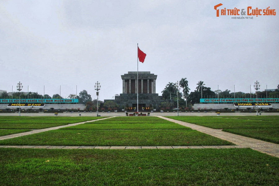 3. Nằm trên đường Hùng Vương, quận Ba Đình, Quảng trường Ba Đình hình thành vào cuối thế kỷ 19, là quảng trường lớn và nổi tiếng bậc nhất Việt Nam.