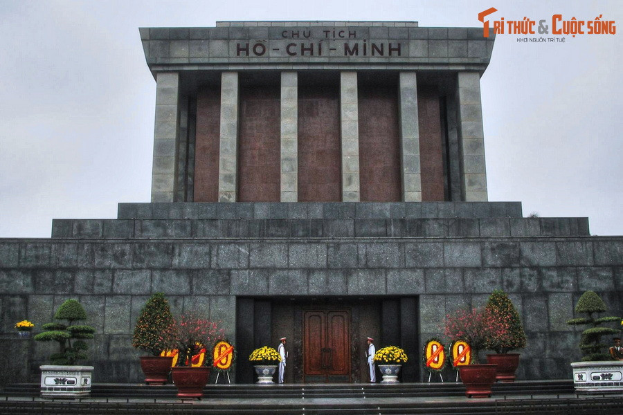 Quảng trường Ba Đình cũng là nơi tọa lạc Lăng Chủ tịch Hồ Chí Minh - nơi an nghỉ của nhà cách mạng, một người yêu nước vĩ đại đã hiến dâng cả cuộc đời mình cho sự nghiệp đấu tranh giành lại quyền độc lập, tự do cho dân tộc Việt Nam.