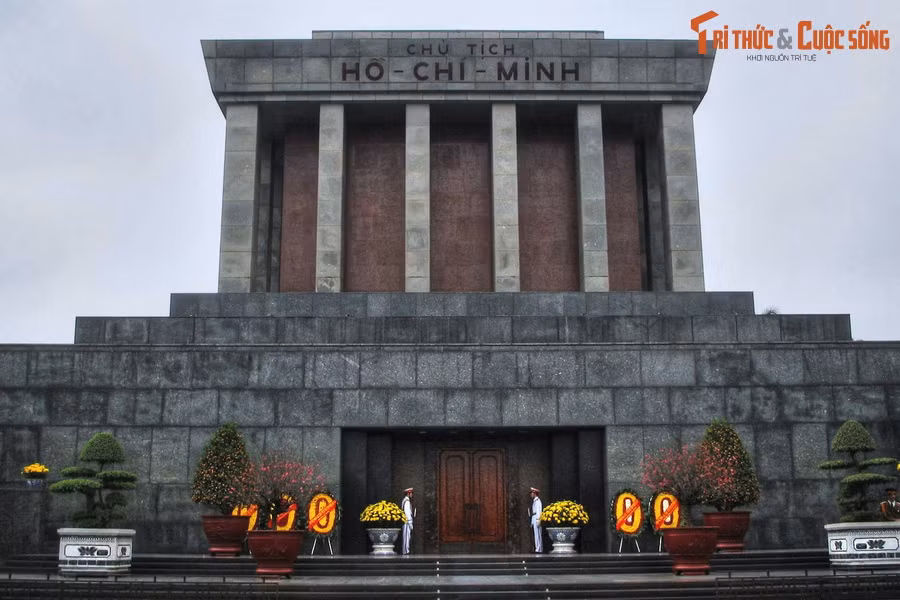 Quảng trường Ba Đình cũng là nơi tọa lạc Lăng Chủ tịch Hồ Chí Minh - nơi an nghỉ của nhà cách mạng, một người yêu nước vĩ đại đã hiến dâng cả cuộc đời mình cho sự nghiệp đấu tranh giành lại quyền độc lập, tự do cho dân tộc Việt Nam.