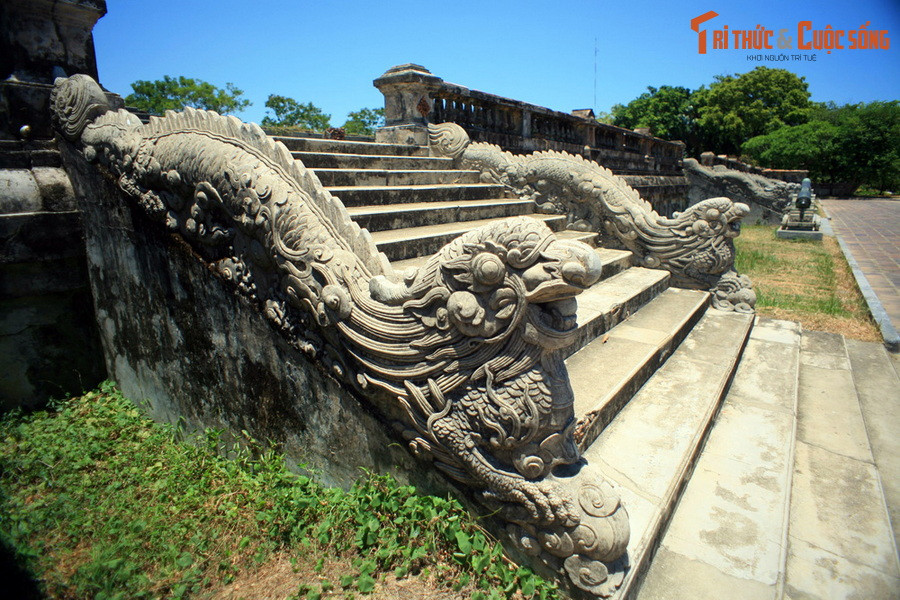 Tại cung điện này, vào ngày ngày 25/8/1945, ông Phạm Khắc Hòe - Tổng lý ngự tiền văn phòng của triều đình Huế - đã soạn thảo Chiếu thoái vị. Đây là văn bản chính thức xác nhận sự cáo chung của nhà Nguyễn và chế độ quân chủ ở Việt Nam