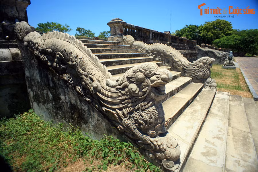Tại cung điện này, vào ngày ngày 25/8/1945, ông Phạm Khắc Hòe - Tổng lý ngự tiền văn phòng của triều đình Huế - đã soạn thảo Chiếu thoái vị. Đây là văn bản chính thức xác nhận sự cáo chung của nhà Nguyễn và chế độ quân chủ ở Việt Nam