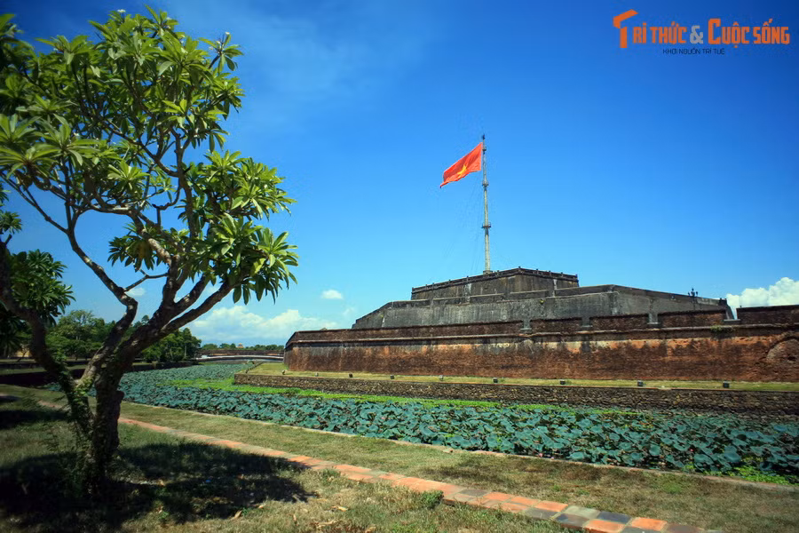 4. Nằm chính giữa mặt Nam của Kinh thành Huế, Kỳ đài (cột cờ) của Kinh thành Huế được xây dựng vào năm Gia Long thứ 6 (1807), cùng thời gian xây dựng Kinh thành. Đây là nơi treo cờ của triều đình nhà Nguyễn.
